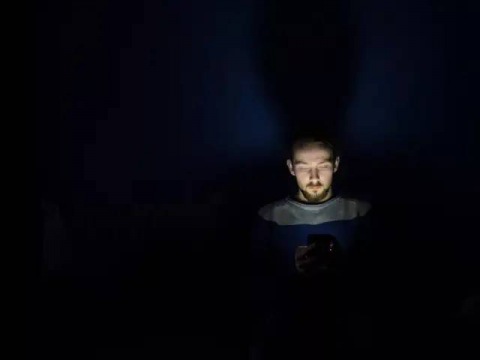 睡前刷手機容易抑郁？薛天/趙歡團隊揭示夜間藍光“致郁”的神經(jīng)機制